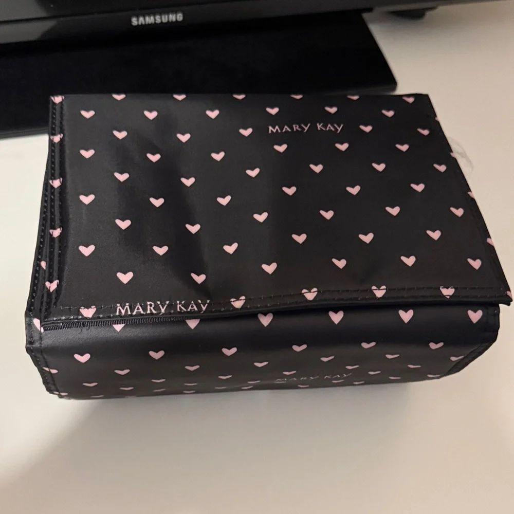 Mary Kay Black Tote with Pink Hearts /Make up bag.‎ New!